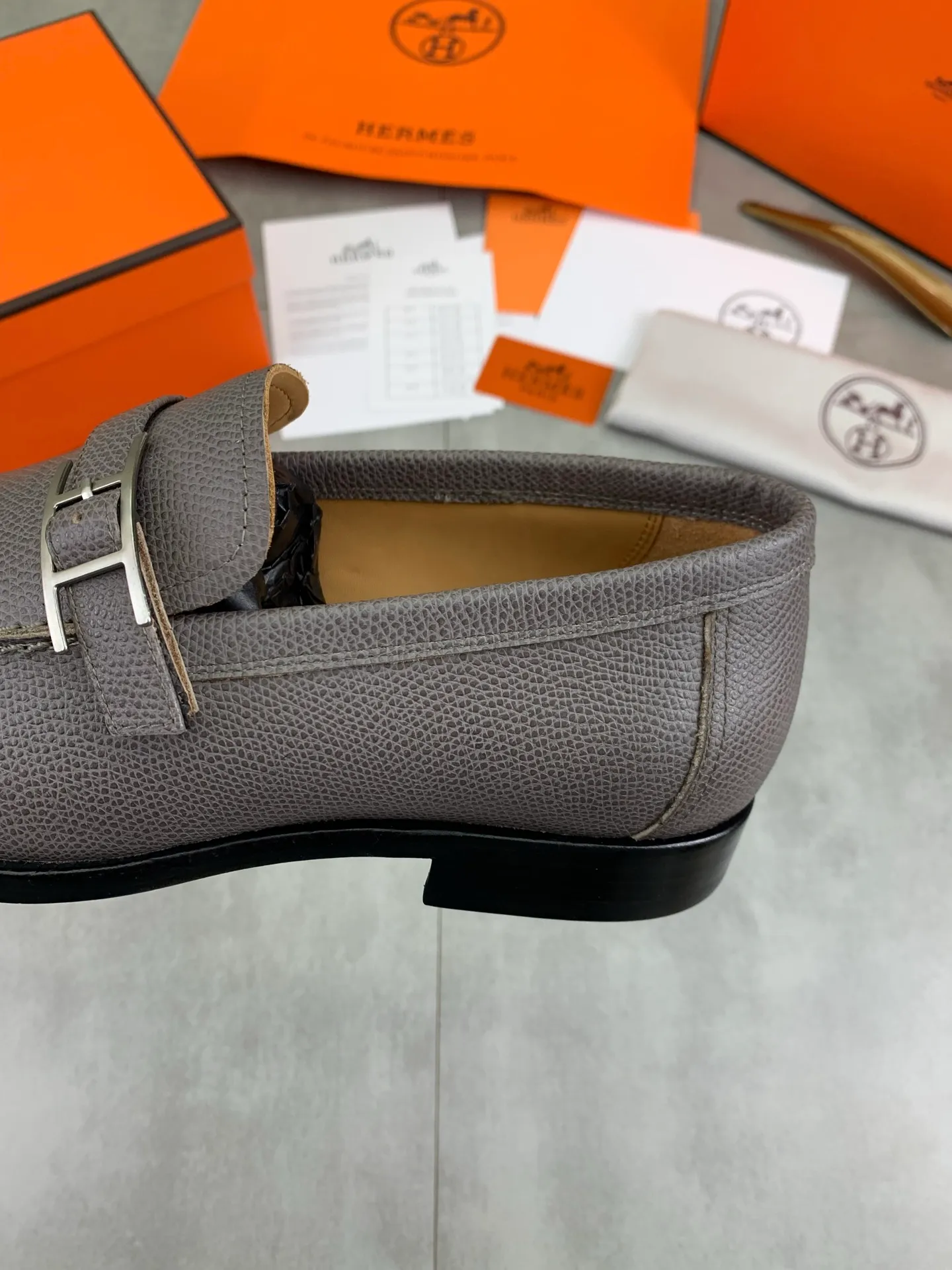 Factory price P980 💰💎💎💎 Original genuine leather outsole Brand: Hermès Grade: Same as the official website Original quality materials: Original soft calfskin Water-dyed cowhide lining Original Italian genuine leather outsole Style categories: Men's fashion Formal casual leather shoes Slip-on men's shoes series Young fashion European and American trends British style Code number: 39-45 (38.46 can be customized)